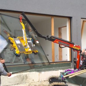 Mini-Kran TGT 900 bei der Arbeit – Fenstermontage